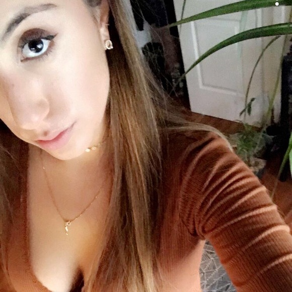 Meet your Posher, Andrea - Picture 2 of 4